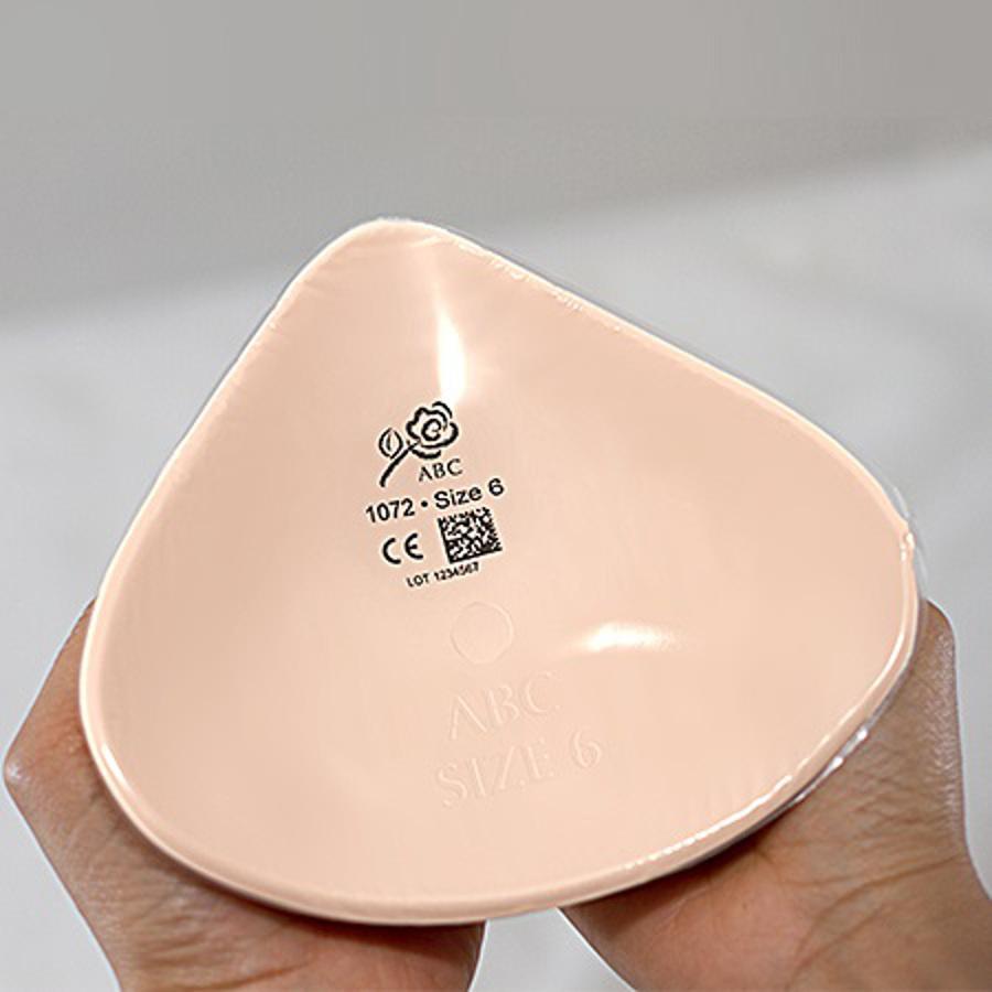 http://cancare.asia/cdn/shop/products/classic-triangle-lighweight-Breast_Prosthesis-01_ee2b74a3-a704-4c9b-894b-bed7922f6275_1200x1200.jpg?v=1612772559